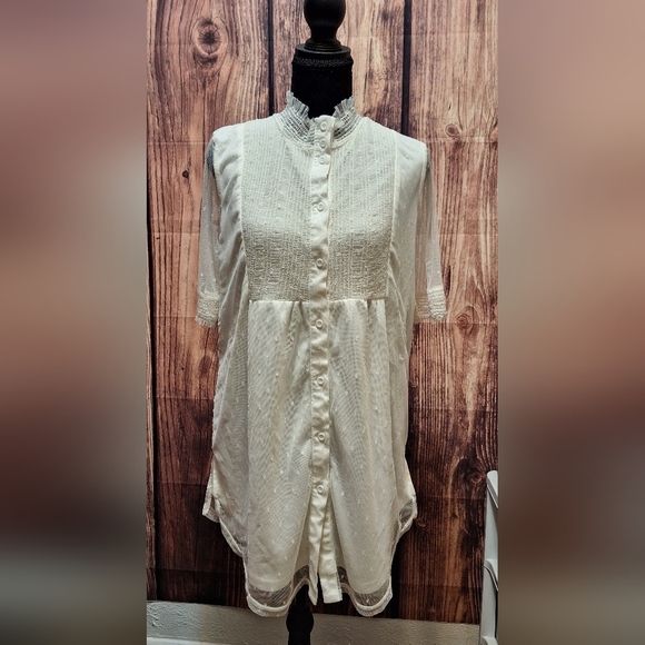 Suzanne Betro Tops - Suzanne Betro White Lace Buisness Casual Button Up Womwns Size Small!